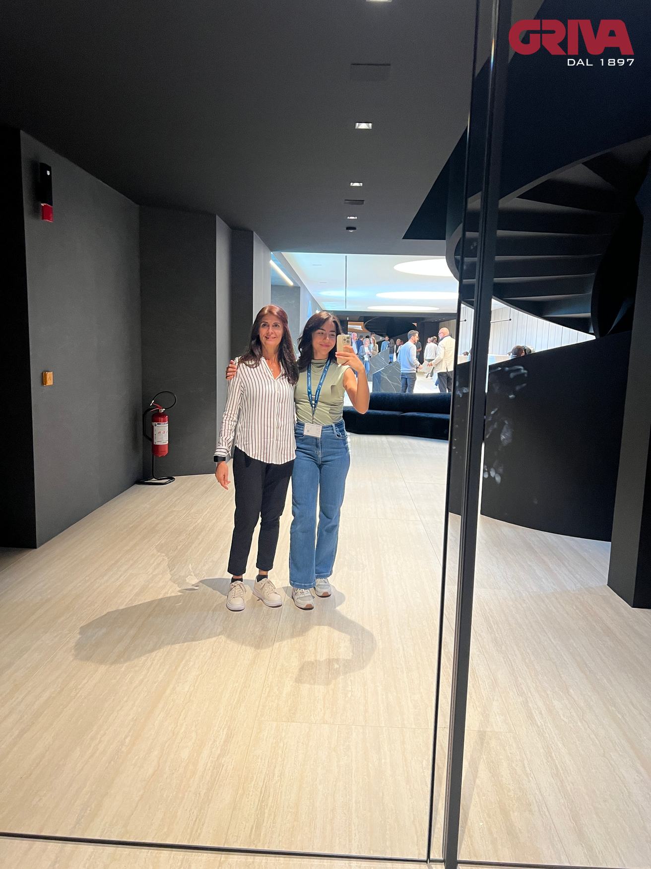 Simona e Giulia all'interno del distretto, con il badge Laminam